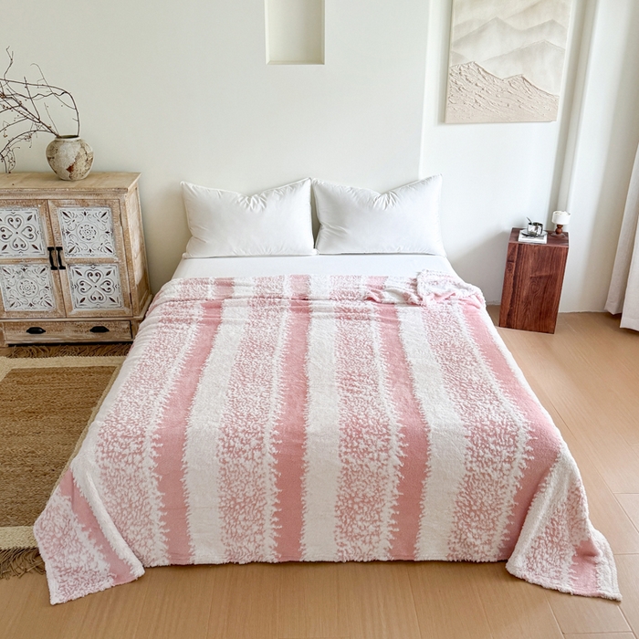91家纺网 家纺一手货源 找家纺 丹本家纺 2025新款ins风条纹毛毯提升格调好物清新条纹风毛毯跨境电商阳离子提花简约时尚毯毛毯毯子 粉