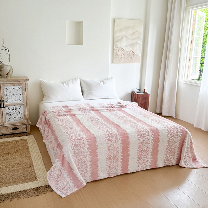 91家纺网 家纺一手货源 找家纺 丹本家纺 2025新款ins风条纹毛毯提升格调好物清新条纹风毛毯跨境电商阳离子提花简约时尚毯毛毯毯子 粉