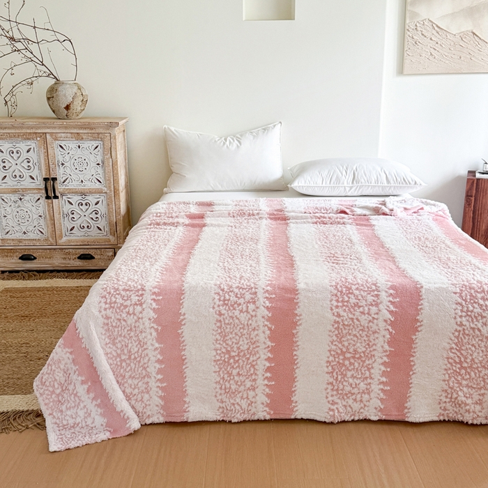 91家纺网 家纺一手货源 找家纺 丹本家纺 2025新款ins风条纹毛毯提升格调好物清新条纹风毛毯跨境电商阳离子提花简约时尚毯毛毯毯子 粉