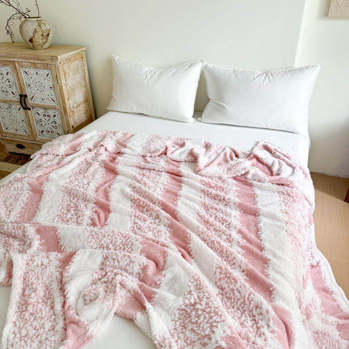 91家纺网 家纺一手货源 找家纺 丹本家纺 2025新款ins风条纹毛毯提升格调好物清新条纹风毛毯跨境电商阳离子提花简约时尚毯毛毯毯子 粉