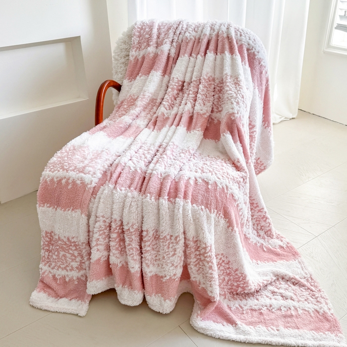 91家纺网 家纺一手货源 找家纺 丹本家纺 2025新款ins风条纹毛毯提升格调好物清新条纹风毛毯跨境电商阳离子提花简约时尚毯毛毯毯子 粉