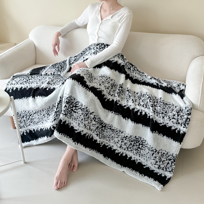 91家纺网 家纺一手货源 找家纺 丹本家纺 2025新款ins风条纹毛毯提升格调好物清新条纹风毛毯跨境电商阳离子提花简约时尚毯毛毯毯子 黑