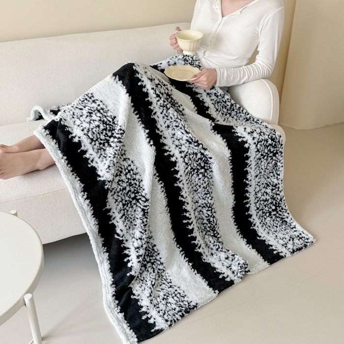 91家纺网 家纺一手货源 找家纺 丹本家纺 2025新款ins风条纹毛毯提升格调好物清新条纹风毛毯跨境电商阳离子提花简约时尚毯毛毯毯子 黑