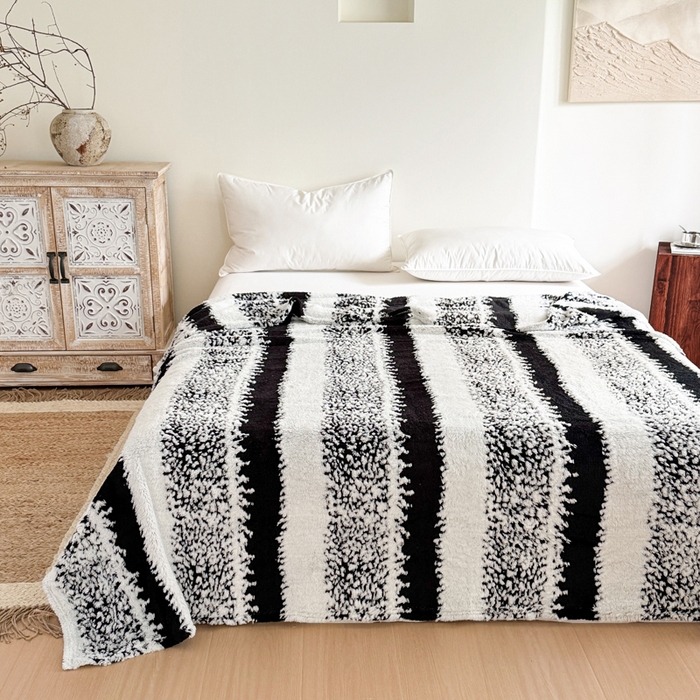 91家纺网 家纺一手货源 找家纺 丹本家纺 2025新款ins风条纹毛毯提升格调好物清新条纹风毛毯跨境电商阳离子提花简约时尚毯毛毯毯子 黑