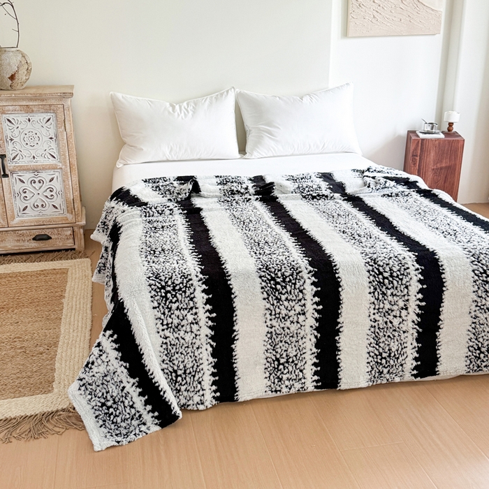 91家纺网 家纺一手货源 找家纺 丹本家纺 2025新款ins风条纹毛毯提升格调好物清新条纹风毛毯跨境电商阳离子提花简约时尚毯毛毯毯子 黑