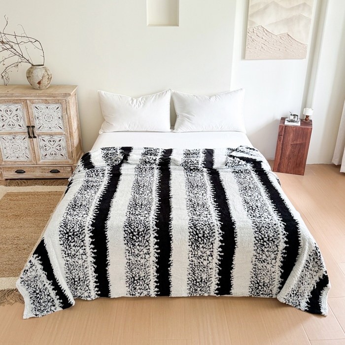 91家纺网 家纺一手货源 找家纺 丹本家纺 2025新款ins风条纹毛毯提升格调好物清新条纹风毛毯跨境电商阳离子提花简约时尚毯毛毯毯子 黑