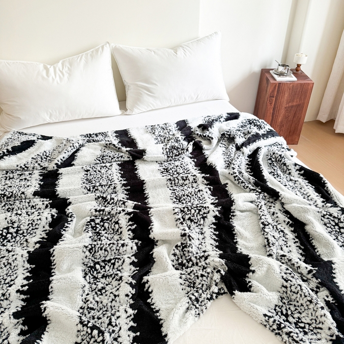 91家纺网 家纺一手货源 找家纺 丹本家纺 2025新款ins风条纹毛毯提升格调好物清新条纹风毛毯跨境电商阳离子提花简约时尚毯毛毯毯子 黑