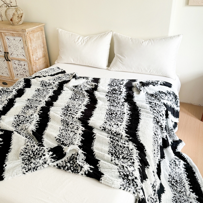 91家纺网 家纺一手货源 找家纺 丹本家纺 2025新款ins风条纹毛毯提升格调好物清新条纹风毛毯跨境电商阳离子提花简约时尚毯毛毯毯子 黑