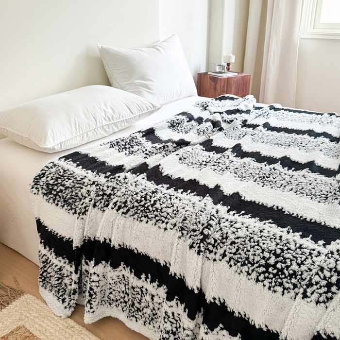 91家纺网 家纺一手货源 找家纺 丹本家纺 2025新款ins风条纹毛毯提升格调好物清新条纹风毛毯跨境电商阳离子提花简约时尚毯毛毯毯子 黑