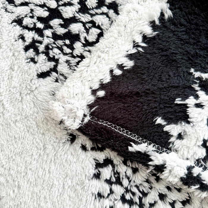 91家纺网 家纺一手货源 找家纺 丹本家纺 2025新款ins风条纹毛毯提升格调好物清新条纹风毛毯跨境电商阳离子提花简约时尚毯毛毯毯子 黑