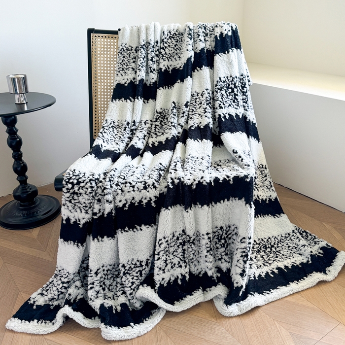 91家纺网 家纺一手货源 找家纺 丹本家纺 2025新款ins风条纹毛毯提升格调好物清新条纹风毛毯跨境电商阳离子提花简约时尚毯毛毯毯子 黑