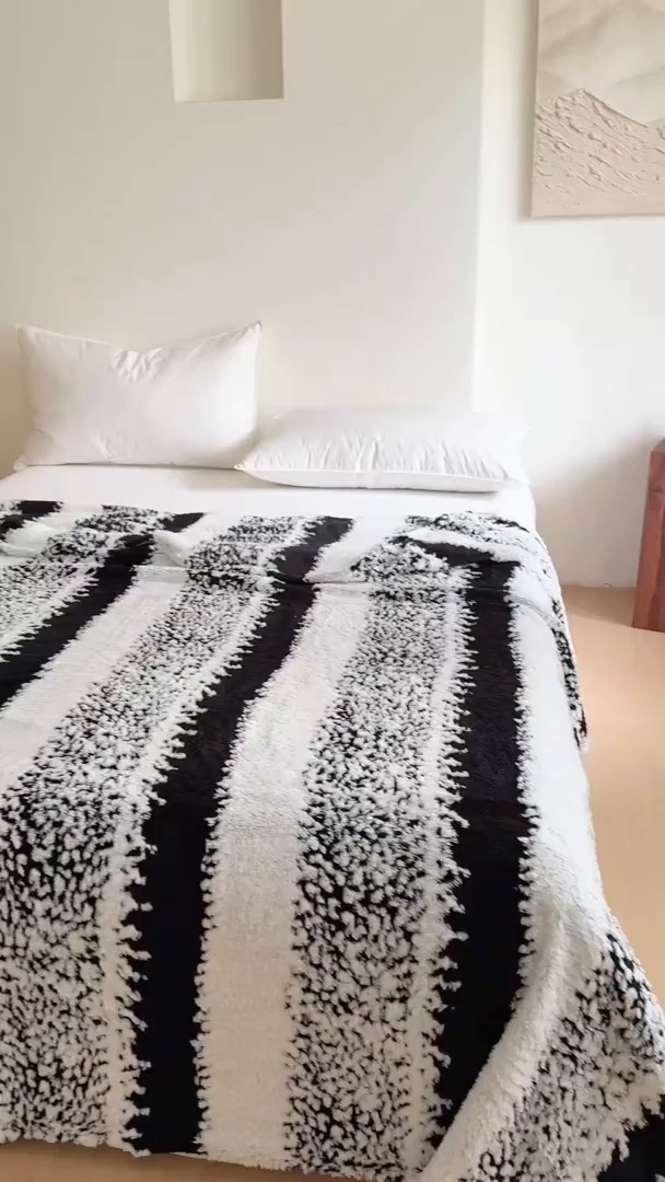 91家纺网 家纺一手货源 找家纺 丹本家纺 2025新款ins风条纹毛毯提升格调好物清新条纹风毛毯跨境电商阳离子提花简约时尚毯毛毯毯子 黑