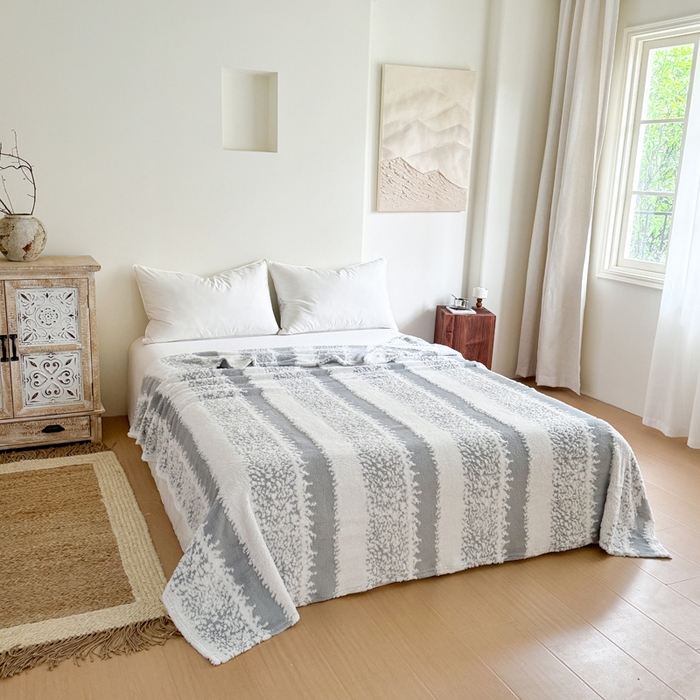 91家纺网 家纺一手货源 找家纺 丹本家纺 2025新款ins风条纹毛毯提升格调好物清新条纹风毛毯跨境电商阳离子提花简约时尚毯毛毯毯子 灰