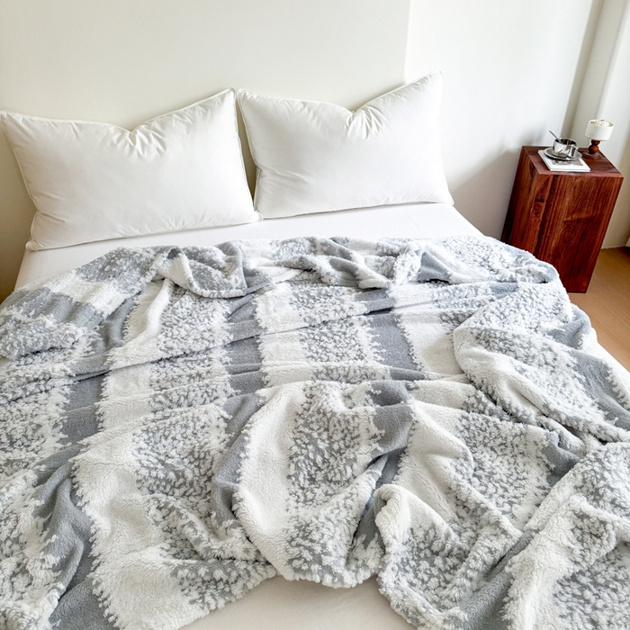 91家纺网 家纺一手货源 找家纺 丹本家纺 2025新款ins风条纹毛毯提升格调好物清新条纹风毛毯跨境电商阳离子提花简约时尚毯毛毯毯子 灰