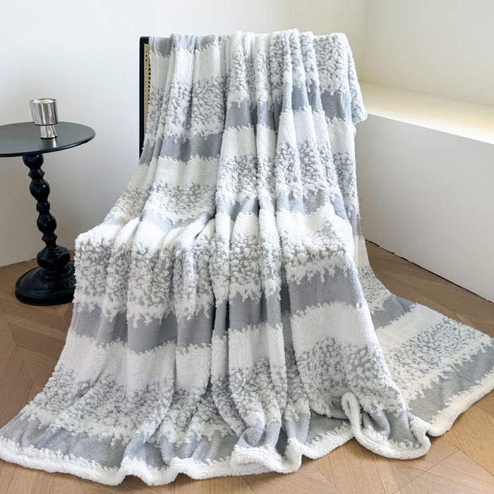 91家纺网 家纺一手货源 找家纺 丹本家纺 2025新款ins风条纹毛毯提升格调好物清新条纹风毛毯跨境电商阳离子提花简约时尚毯毛毯毯子 灰