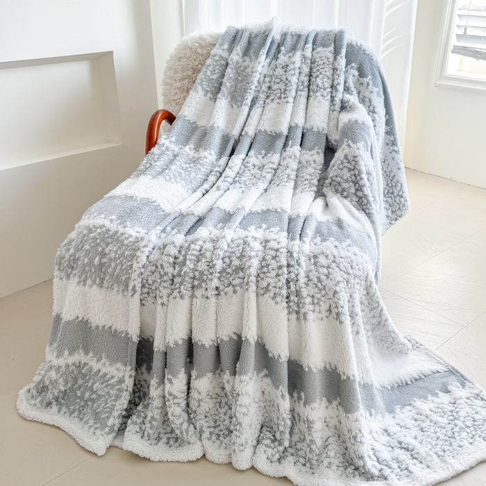 91家纺网 家纺一手货源 找家纺 丹本家纺 2025新款ins风条纹毛毯提升格调好物清新条纹风毛毯跨境电商阳离子提花简约时尚毯毛毯毯子 灰