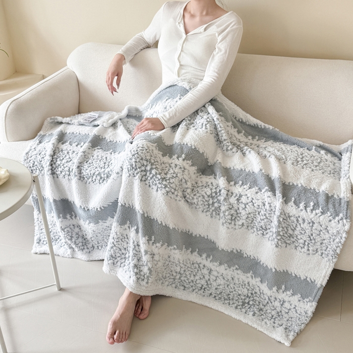 91家纺网 家纺一手货源 找家纺 丹本家纺 2025新款ins风条纹毛毯提升格调好物清新条纹风毛毯跨境电商阳离子提花简约时尚毯毛毯毯子 灰