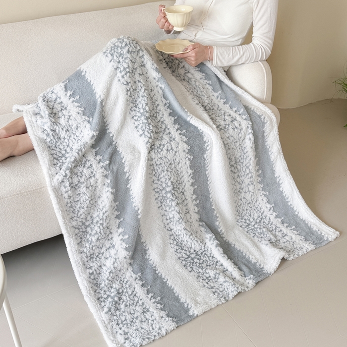 91家纺网 家纺一手货源 找家纺 丹本家纺 2025新款ins风条纹毛毯提升格调好物清新条纹风毛毯跨境电商阳离子提花简约时尚毯毛毯毯子 灰