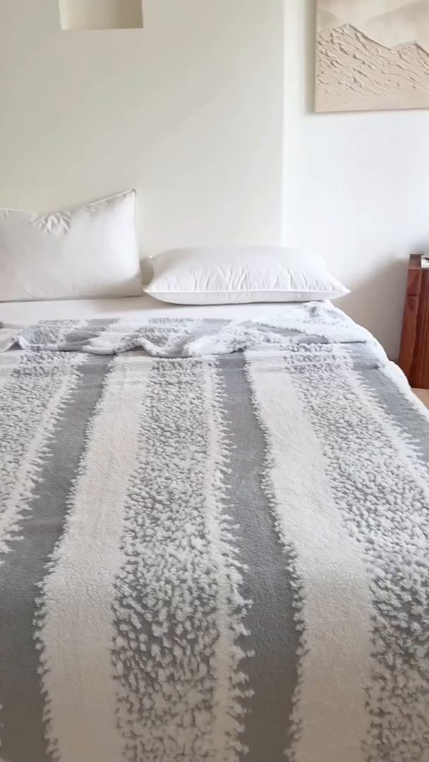 91家纺网 家纺一手货源 找家纺 丹本家纺 2025新款ins风条纹毛毯提升格调好物清新条纹风毛毯跨境电商阳离子提花简约时尚毯毛毯毯子 灰