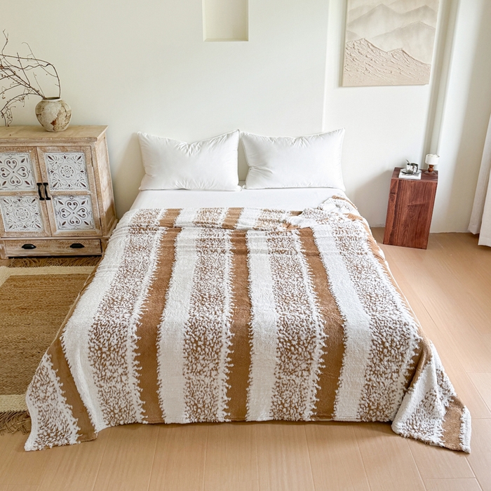 91家纺网 家纺一手货源 找家纺 丹本家纺 2025新款ins风条纹毛毯提升格调好物清新条纹风毛毯跨境电商阳离子提花简约时尚毯毛毯毯子 咖