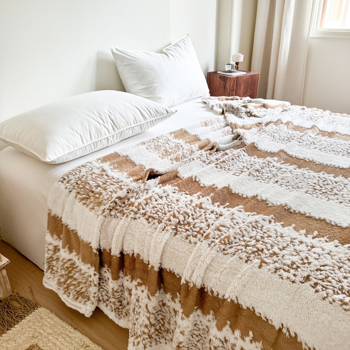 91家纺网 家纺一手货源 找家纺 丹本家纺 2025新款ins风条纹毛毯提升格调好物清新条纹风毛毯跨境电商阳离子提花简约时尚毯毛毯毯子 咖