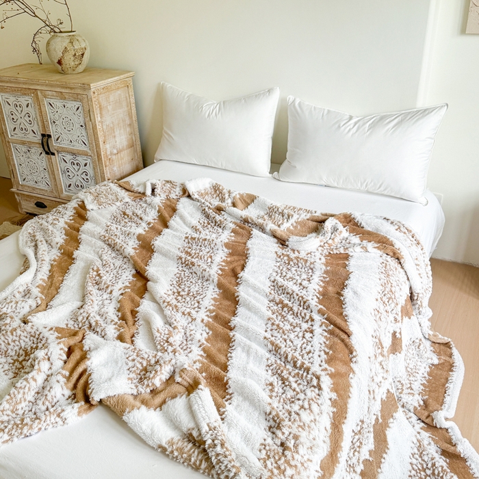 91家纺网 家纺一手货源 找家纺 丹本家纺 2025新款ins风条纹毛毯提升格调好物清新条纹风毛毯跨境电商阳离子提花简约时尚毯毛毯毯子 咖