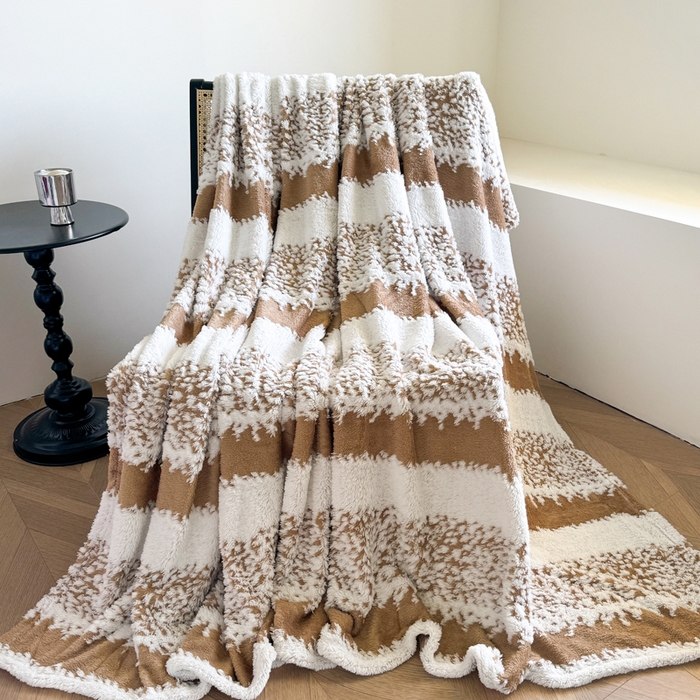 91家纺网 家纺一手货源 找家纺 丹本家纺 2025新款ins风条纹毛毯提升格调好物清新条纹风毛毯跨境电商阳离子提花简约时尚毯毛毯毯子 咖