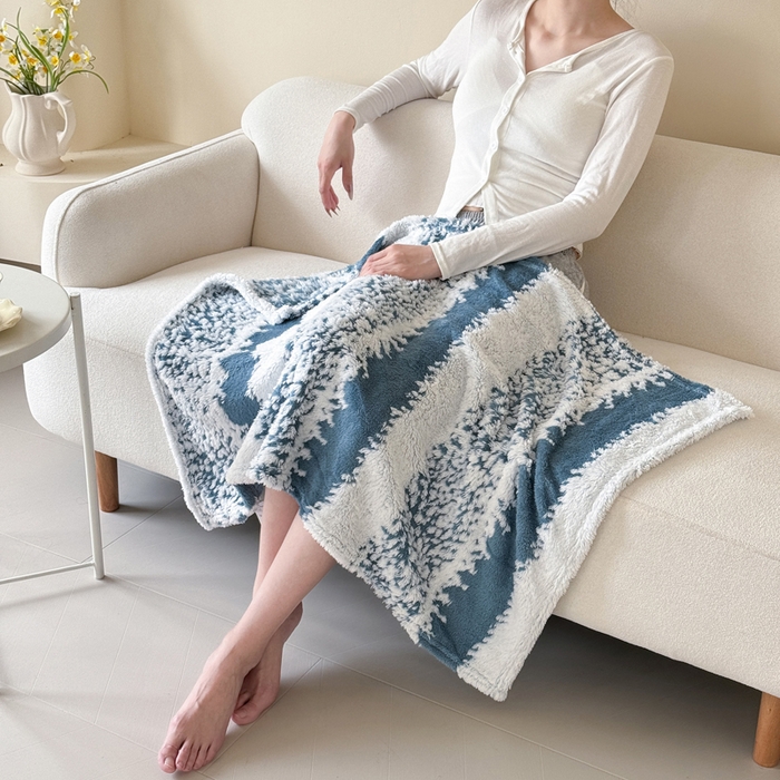 91家纺网 家纺一手货源 找家纺 丹本家纺 2025新款ins风条纹毛毯提升格调好物清新条纹风毛毯跨境电商阳离子提花简约时尚毯毛毯毯子 蓝