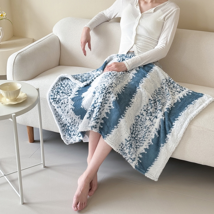 91家纺网 家纺一手货源 找家纺 丹本家纺 2025新款ins风条纹毛毯提升格调好物清新条纹风毛毯跨境电商阳离子提花简约时尚毯毛毯毯子 蓝