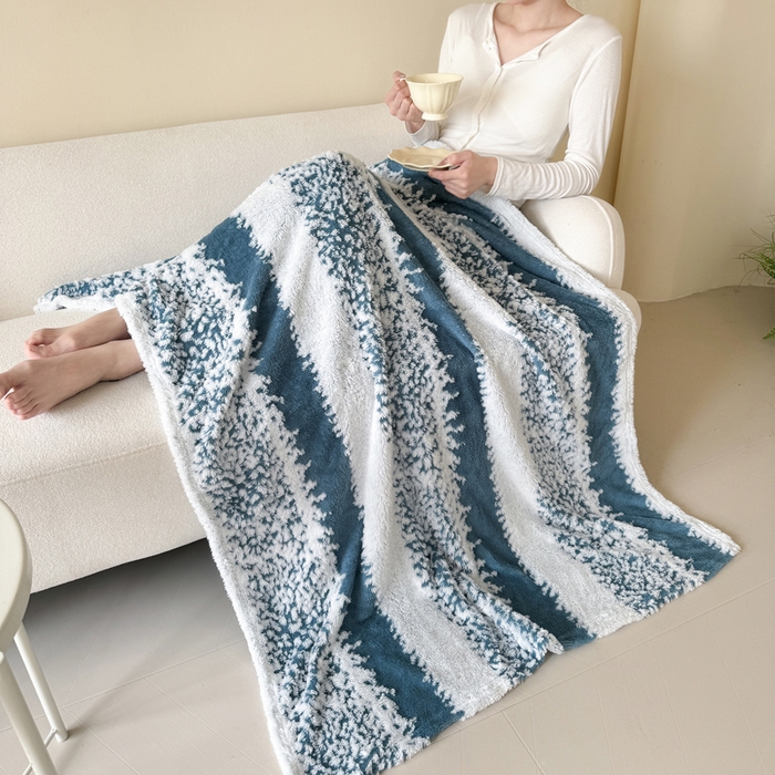 91家纺网 家纺一手货源 找家纺 丹本家纺 2025新款ins风条纹毛毯提升格调好物清新条纹风毛毯跨境电商阳离子提花简约时尚毯毛毯毯子 蓝