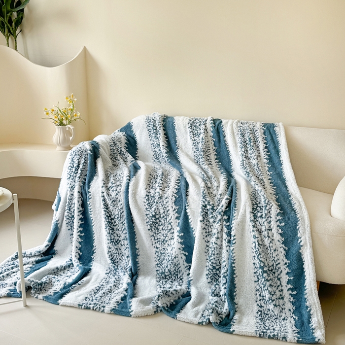 91家纺网 家纺一手货源 找家纺 丹本家纺 2025新款ins风条纹毛毯提升格调好物清新条纹风毛毯跨境电商阳离子提花简约时尚毯毛毯毯子 蓝