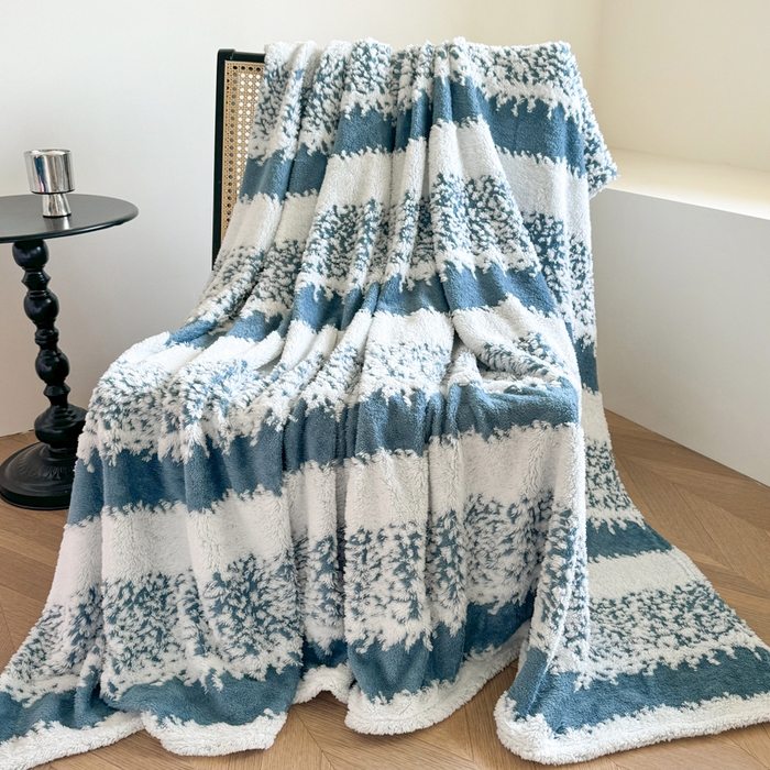 91家纺网 家纺一手货源 找家纺 丹本家纺 2025新款ins风条纹毛毯提升格调好物清新条纹风毛毯跨境电商阳离子提花简约时尚毯毛毯毯子 蓝