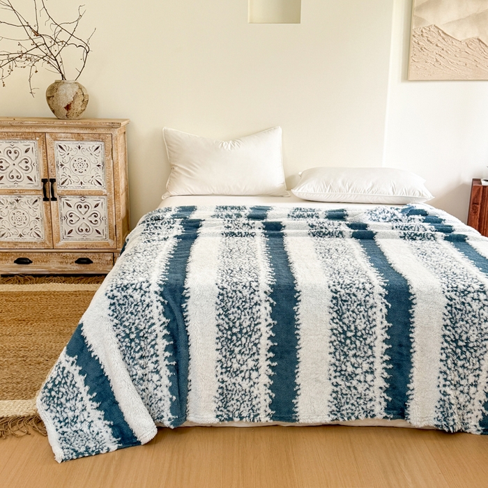 91家纺网 家纺一手货源 找家纺 丹本家纺 2025新款ins风条纹毛毯提升格调好物清新条纹风毛毯跨境电商阳离子提花简约时尚毯毛毯毯子 蓝