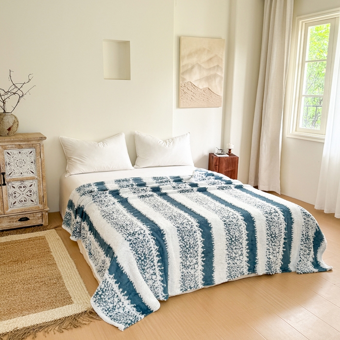 91家纺网 家纺一手货源 找家纺 丹本家纺 2025新款ins风条纹毛毯提升格调好物清新条纹风毛毯跨境电商阳离子提花简约时尚毯毛毯毯子 蓝