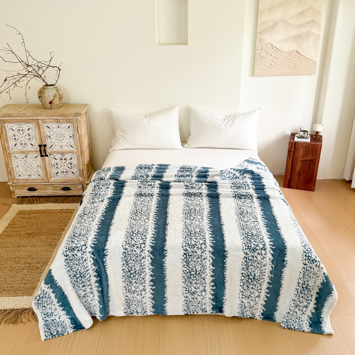 91家纺网 家纺一手货源 找家纺 丹本家纺 2025新款ins风条纹毛毯提升格调好物清新条纹风毛毯跨境电商阳离子提花简约时尚毯毛毯毯子 蓝