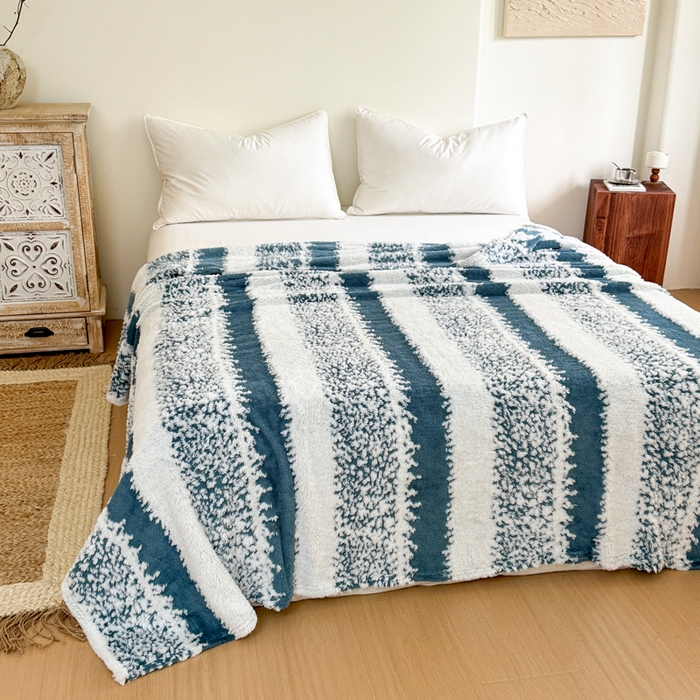 91家纺网 家纺一手货源 找家纺 丹本家纺 2025新款ins风条纹毛毯提升格调好物清新条纹风毛毯跨境电商阳离子提花简约时尚毯毛毯毯子 蓝