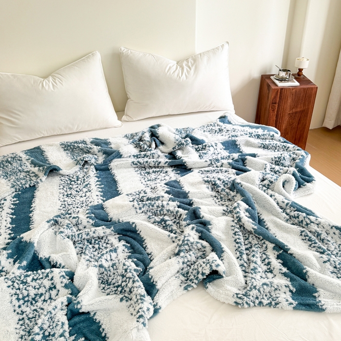 91家纺网 家纺一手货源 找家纺 丹本家纺 2025新款ins风条纹毛毯提升格调好物清新条纹风毛毯跨境电商阳离子提花简约时尚毯毛毯毯子 蓝