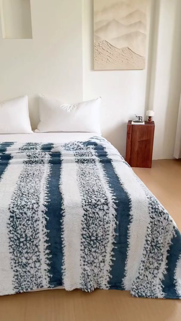 91家纺网 家纺一手货源 找家纺 丹本家纺 2025新款ins风条纹毛毯提升格调好物清新条纹风毛毯跨境电商阳离子提花简约时尚毯毛毯毯子 蓝