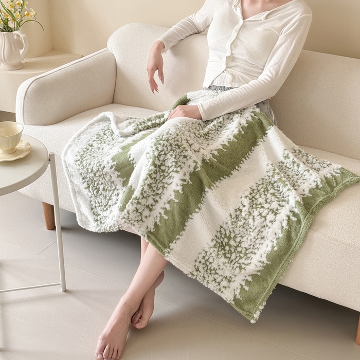 91家纺网 家纺一手货源 找家纺 丹本家纺 2025新款ins风条纹毛毯提升格调好物清新条纹风毛毯跨境电商阳离子提花简约时尚毯毛毯毯子 绿