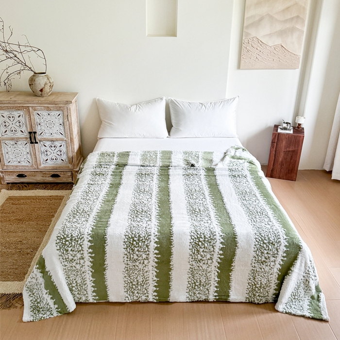 91家纺网 家纺一手货源 找家纺 丹本家纺 2025新款ins风条纹毛毯提升格调好物清新条纹风毛毯跨境电商阳离子提花简约时尚毯毛毯毯子 绿