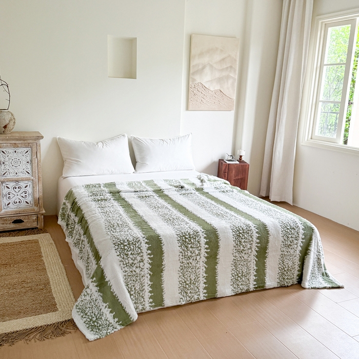 91家纺网 家纺一手货源 找家纺 丹本家纺 2025新款ins风条纹毛毯提升格调好物清新条纹风毛毯跨境电商阳离子提花简约时尚毯毛毯毯子 绿