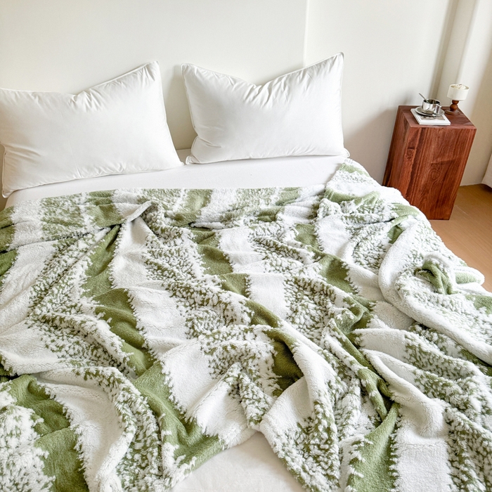 91家纺网 家纺一手货源 找家纺 丹本家纺 2025新款ins风条纹毛毯提升格调好物清新条纹风毛毯跨境电商阳离子提花简约时尚毯毛毯毯子 绿