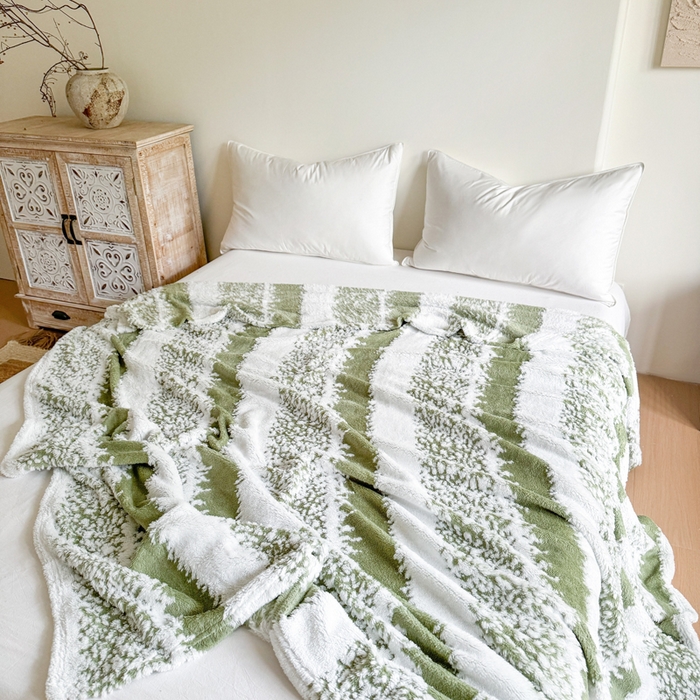 91家纺网 家纺一手货源 找家纺 丹本家纺 2025新款ins风条纹毛毯提升格调好物清新条纹风毛毯跨境电商阳离子提花简约时尚毯毛毯毯子 绿