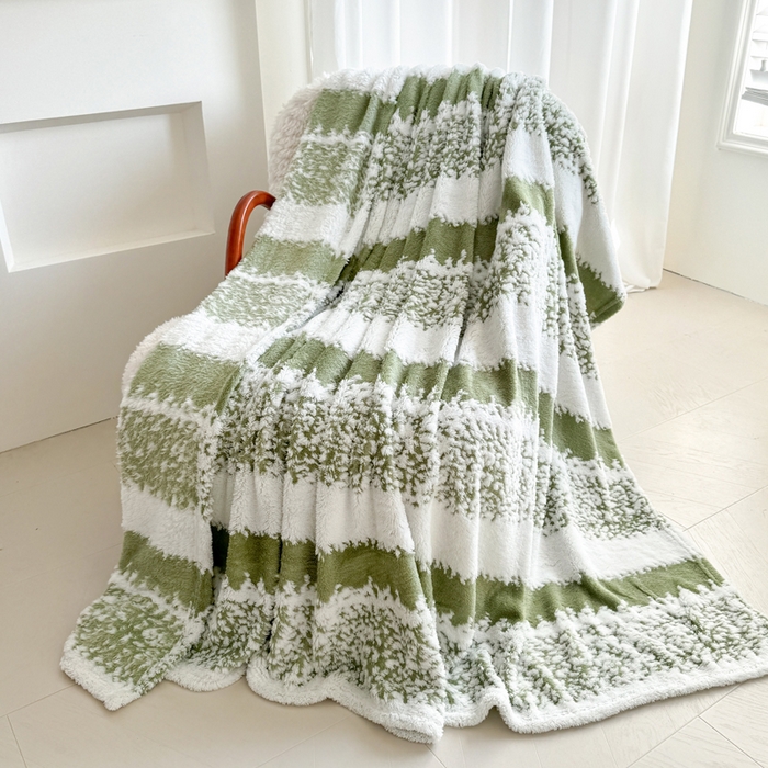 91家纺网 家纺一手货源 找家纺 丹本家纺 2025新款ins风条纹毛毯提升格调好物清新条纹风毛毯跨境电商阳离子提花简约时尚毯毛毯毯子 绿