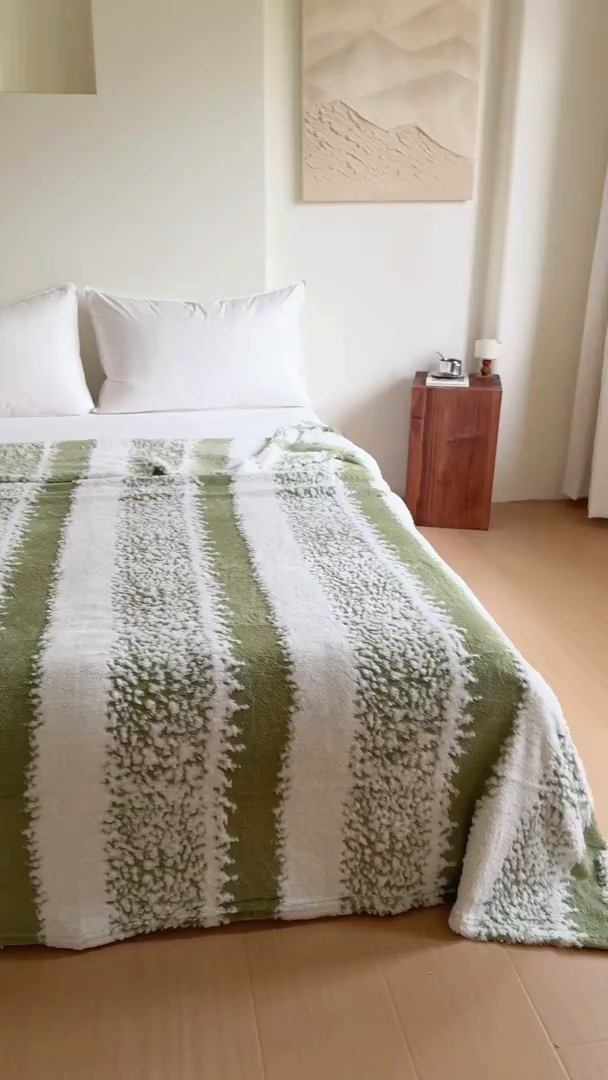 91家纺网 家纺一手货源 找家纺 丹本家纺 2025新款ins风条纹毛毯提升格调好物清新条纹风毛毯跨境电商阳离子提花简约时尚毯毛毯毯子 绿