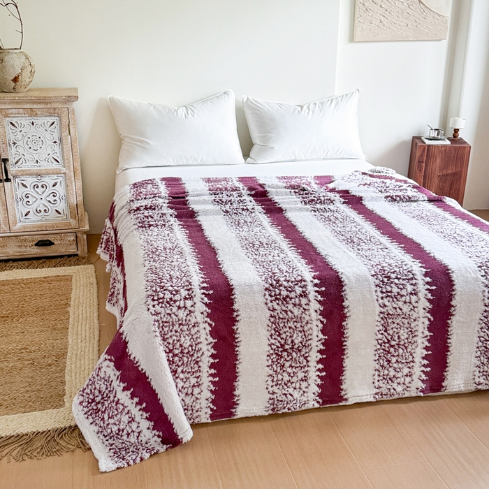 91家纺网 家纺一手货源 找家纺 丹本家纺 2025新款ins风条纹毛毯提升格调好物清新条纹风毛毯跨境电商阳离子提花简约时尚毯毛毯毯子 紫