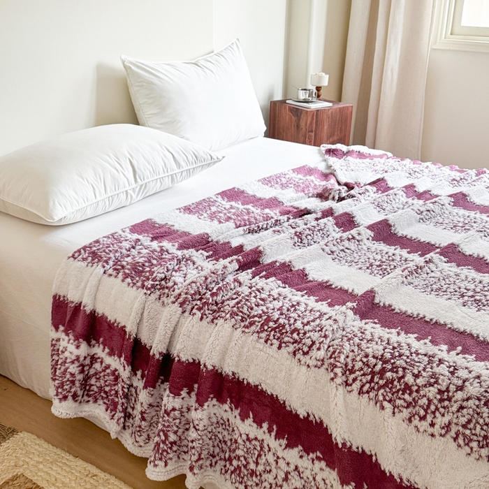 91家纺网 家纺一手货源 找家纺 丹本家纺 2025新款ins风条纹毛毯提升格调好物清新条纹风毛毯跨境电商阳离子提花简约时尚毯毛毯毯子 紫