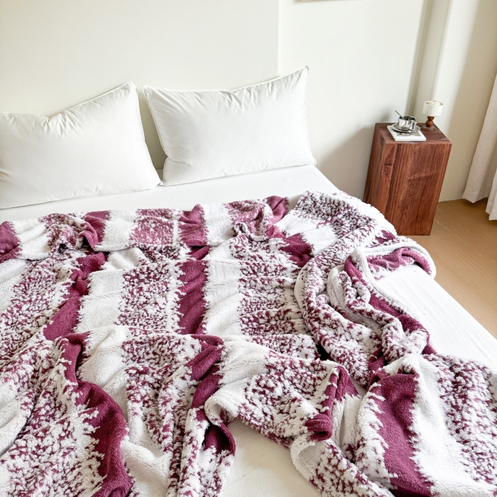 91家纺网 家纺一手货源 找家纺 丹本家纺 2025新款ins风条纹毛毯提升格调好物清新条纹风毛毯跨境电商阳离子提花简约时尚毯毛毯毯子 紫