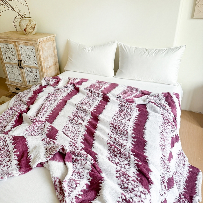 91家纺网 家纺一手货源 找家纺 丹本家纺 2025新款ins风条纹毛毯提升格调好物清新条纹风毛毯跨境电商阳离子提花简约时尚毯毛毯毯子 紫