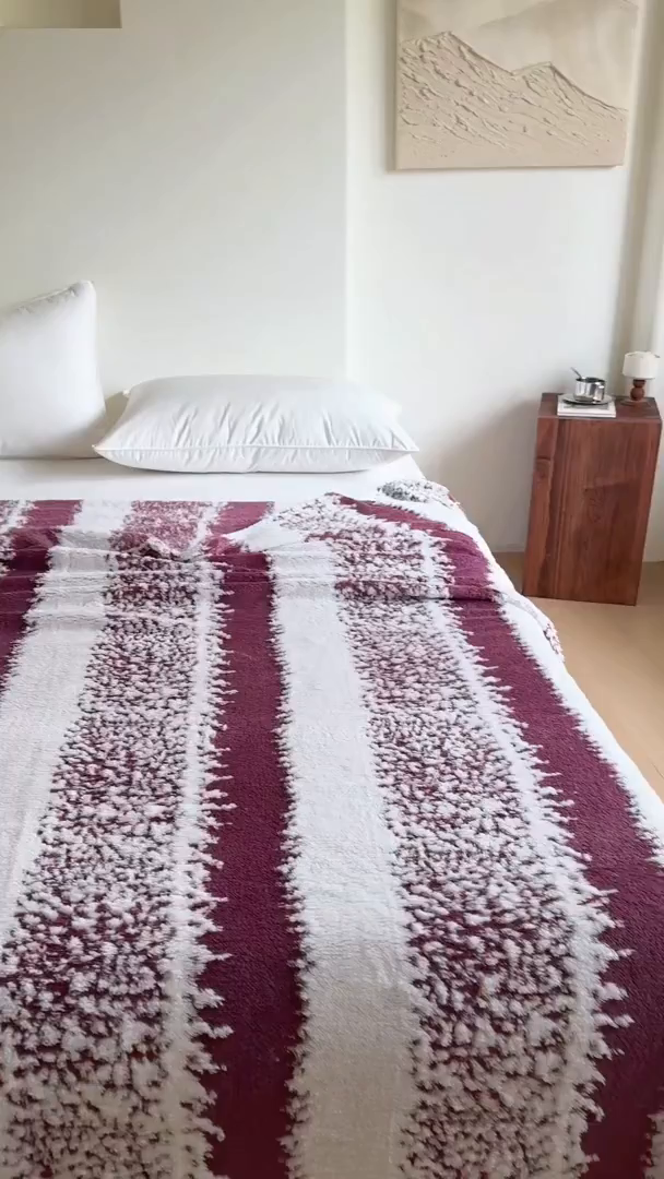 91家纺网 家纺一手货源 找家纺 丹本家纺 2025新款ins风条纹毛毯提升格调好物清新条纹风毛毯跨境电商阳离子提花简约时尚毯毛毯毯子 紫